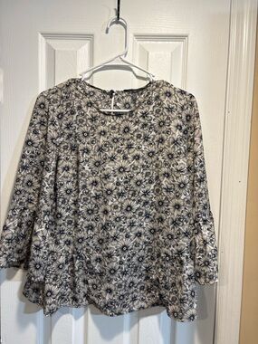 Banana Republic Black & Cream Floral Ruffle-Hem Blouse Boho Cottagecore